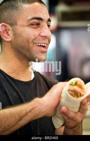 Ein Mann bereitet ein Döner, König Döner Restaurant, Jerusalem, Israel Stockfoto