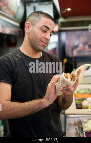 Ein Mann bereitet ein Döner, König Döner Restaurant, Jerusalem, Israel Stockfoto