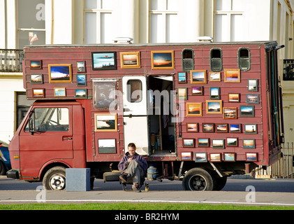 Wandernder Künstler verkaufen Fotografien aus Mobilheim Galerie. Hove, Brighton & Hove, East Sussex, England Stockfoto