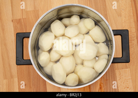 geschälten und gewaschenen Kartoffeln in einem großen Topf Stockfoto