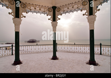 Brighton Beach und Musikpavillon im Schnee. Brighton, East Sussex, England Stockfoto
