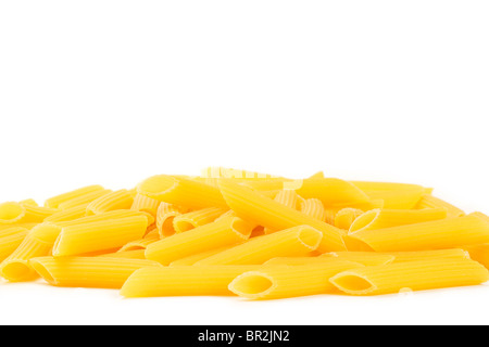 einige rohe Penne Rigate auf weißem Hintergrund Stockfoto