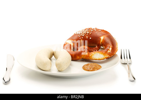 bayerische Weißwurst auf einem Teller mit süßem Senf und Brezel auf weißem Hintergrund Stockfoto