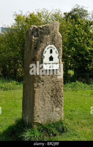 Kilometerstand Post auf Cotswold Way Langstrecken-Wanderweg. Nr Painswick, Gloucestershire Stockfoto