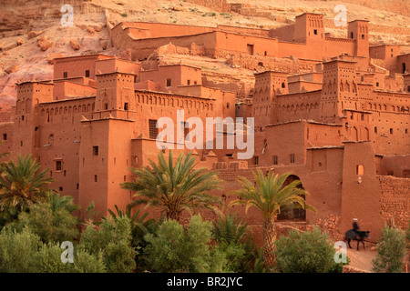 Ein Berber-Mann und seinem Esel verlassen das Fronttor des Ait Benhaddou in Marokko Stockfoto