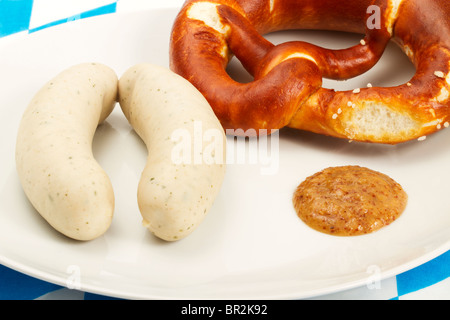 bayerische Weißwurst mit Brezel und süßem Senf Stockfoto