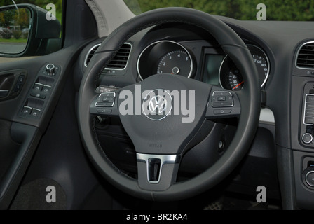 Auto Lenkrad mit Airbag und Audiosystem und Bordcomputer Einstelltasten  Stockfotografie - Alamy