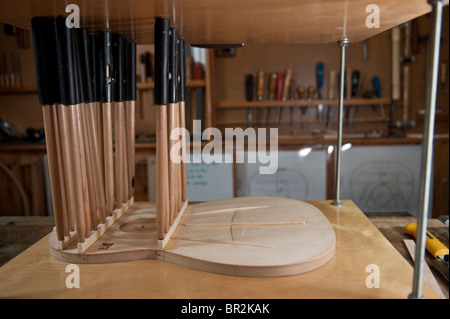 Blick auf eine klassische spanische Gitarre gebaut. Stockfoto