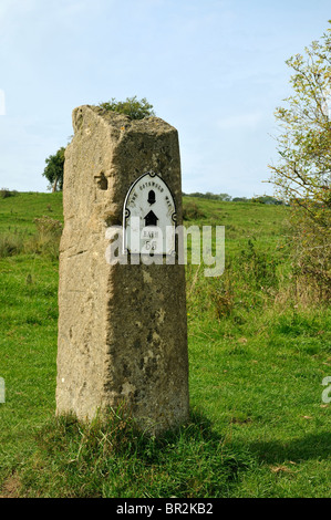 Kilometerstand Post auf Cotswold Way Langstrecken-Wanderweg. Nr Painswick, Gloucestershire Stockfoto