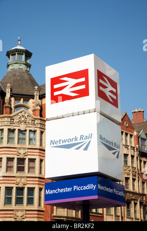 Network Rail-Schild vor dem Bahnhof Manchester Piccadilly UK Stockfoto