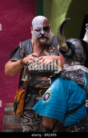 Renaissance-Fest in Michigan MI USA US lustige Person in öffentlichem Raum Bilder Fotos vertikal hochauflösend Stockfoto