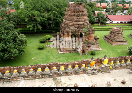 Linie des sitzenden Buddha Statuen, Wat Yai Chai Mongkon, Ayutthaya, Thailand Stockfoto