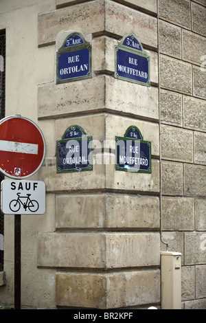 Verkehrszeichen für die Rue Mouffetard, einen berühmten Lebensmittelmarkt in paris Stockfoto