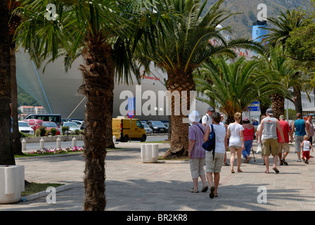 Der Hafen und der Riva-Parkanlage ist eine der belebtesten Gegenden in der Stadt Kotor. Der Hafen bekam heutige Gestalt nach dem letzten... Stockfoto