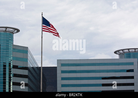 Kalamazoo City MI in den USA modernes Glasgebäude mit US-Flagge auf Standmast über den Gebäuden Niemand keine Stadt abstrakt horizontal hochauflösende Gebäude Stockfoto