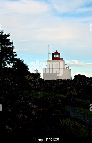 Schroffen Pazifischen Ozean Wind und Sturm geformte Felsenküste am Amphitrite Point Leuchtturm Ucluelet BC Stockfoto