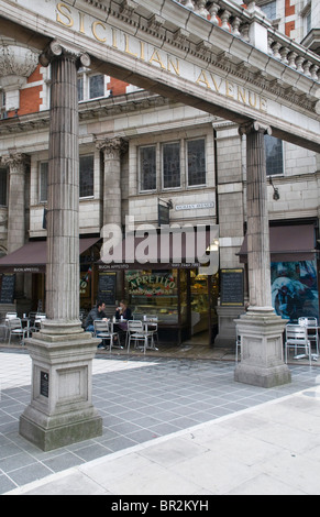 Sizilianische Avenue, aus Southampton Row, Holborn, London, Vereinigtes Königreich Stockfoto