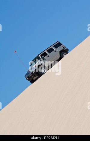 Fahrer, der American Car Hummer durch die Sanddünen in Michigan MI USA fährt, in flachem Winkel von unter Menschen außerhalb des Horizonts Hi-res Stockfoto