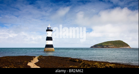 Der Leuchtturm am Penmon Punkt Anglesey Stockfoto