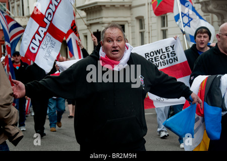 Mitglieder von The English Defence League EDL eine rechtsextreme islamophobe Gruppe Protest gegen die US-Botschaft am 9/11-2010. Stockfoto