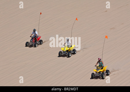 Drei Sportjungen fahren Geländewagen mit Geländewagen durch die Sanddünen MI in den USA US Daily Bunte Bilder Hintergrund gelbe Hauptfarbversion Hi-res Stockfoto