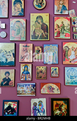 Religiöse Symbole montiert auf einer Anzeigetafel in einem griechisch-orthodoxen Kirche. Stockfoto