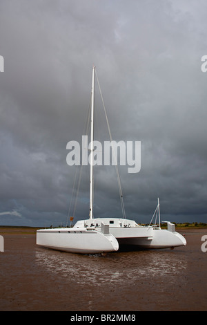 Katamaran am Strand von Ravenglass Cumbria UK Stockfoto
