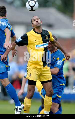 2010 blue Square Premier League Southport V AFC Wimbledon Aug 14thMcneil gewinnt einen Header für Southport. Stockfoto