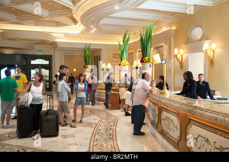 Ein-und Auschecken an der Lobby Rezeption, das Bellagio Hotel, Las Vegas, USA Stockfoto