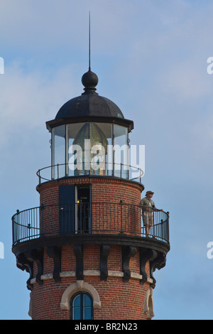 Ein Leuchtturm aus rotem Backstein Little Sable Point Silver Lake State Park in Michigan, MI USA, mit einem Wächter aus unterem Winkel, der alte Hi-res aus nächster Nähe zeigt Stockfoto