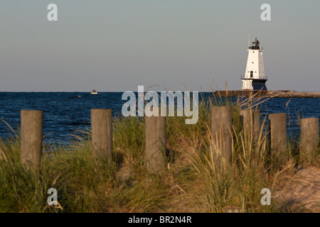 White Lighthouse und eine Reihe von Holzkiefern am Ufer des Lake Michigan in MI in den USA die Great Lakes sind hochauflösend Stockfoto