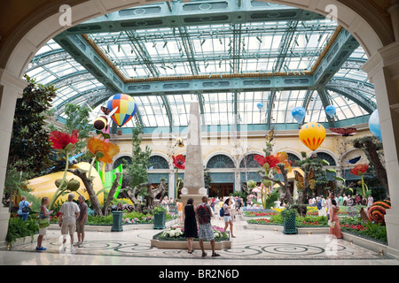 Menschen genießen den Konservatorium und der Botanische Garten, das Hotel Bellagio Las Vegas USA Stockfoto