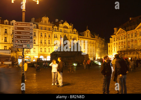 Nachtaufnahme, Menschen auf der Straße, alte Stadtplatz, Prag, Tschechische Republik August 2010 Stockfoto