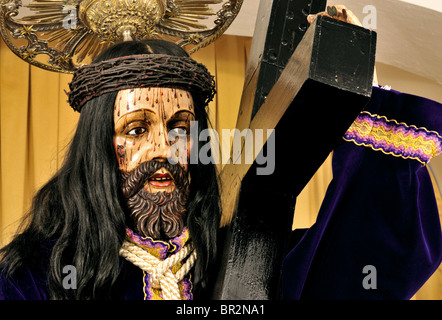 Portugal, Alentejo: Altar-Skulptur mit Christus am Kreuz Weg in die Kirche Igreja de São Francisco in Évora Stockfoto