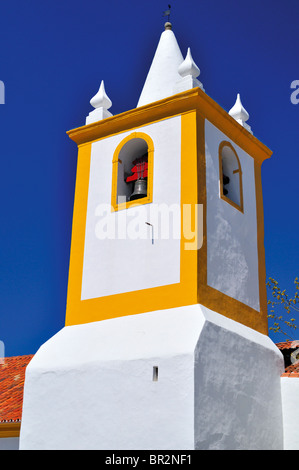 Portugal, Alentejo: Turm der mittelalterlichen Kirche Sao Joao in Castelo de Vide Stockfoto