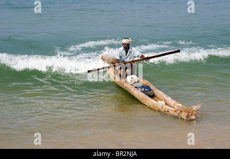 Fischer in Kanu, Kovalam, Kerala, Indien Stockfoto