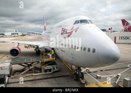 Virgin Atlantic Boeing 747 auf dem Rollfeld in South terminal, Gatwick Flughafen, Vereinigtes Königreich Stockfoto