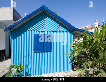 Blaue Wellblech Hütte, Flic En Flac, Mauritius Stockfoto