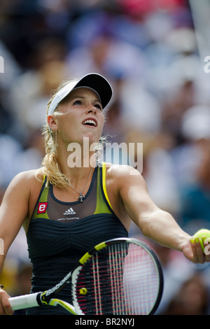 Caroline Wozniacki (DEN) im Wettbewerb bei der 2010 US Open Tennis Stockfoto