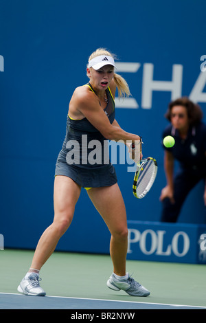 Caroline Wozniacki (DEN) im Wettbewerb bei der 2010 US Open Tennis Stockfoto