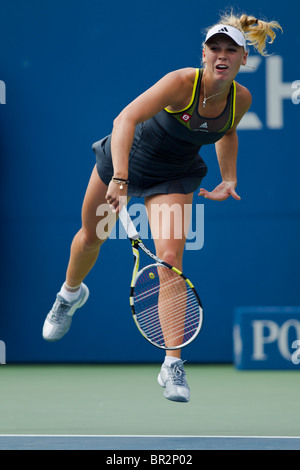 Caroline Wozniacki (DEN) im Wettbewerb bei der 2010 US Open Tennis Stockfoto