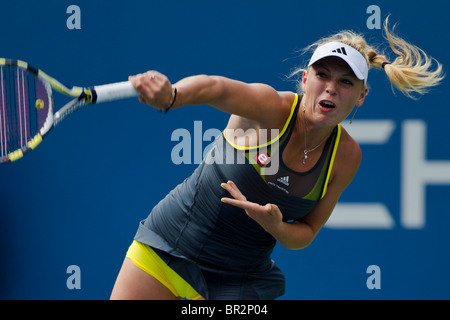 Caroline Wozniacki (DEN) im Wettbewerb bei der 2010 US Open Tennis Stockfoto