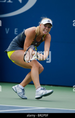 Caroline Wozniacki (DEN) im Wettbewerb bei der 2010 US Open Tennis Stockfoto