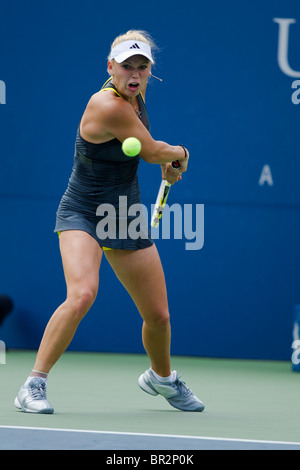 Caroline Wozniacki (DEN) im Wettbewerb bei der 2010 US Open Tennis Stockfoto