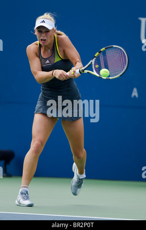 Caroline Wozniacki (DEN) im Wettbewerb bei der 2010 US Open Tennis Stockfoto