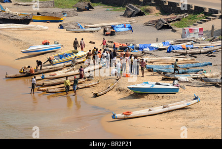 Strand und indische Fischer neben ihre Angelboote/Fischerboote, Kerala, Indien Stockfoto