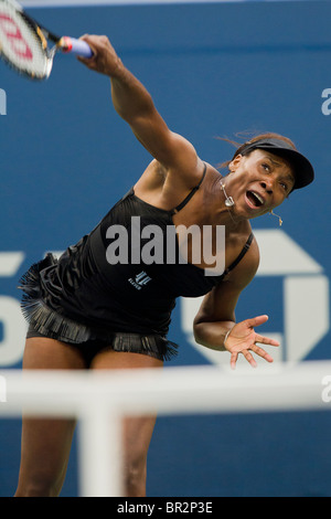 Venus Williams (USA) im Wettbewerb bei der 2010 US Open Tennis Stockfoto