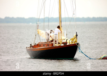 Zwei Männer setzen Segel Segelboot Stockfoto