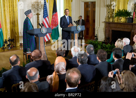 Präsident Barack Obama und der afghanische Präsident Hamid Karzai halten einer gemeinsamen Pressekonferenz im Weißen Haus. Stockfoto