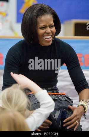 First Lady Michelle Obama liest für Kinder in der Tagesstätte Dept. of Labor. Stockfoto